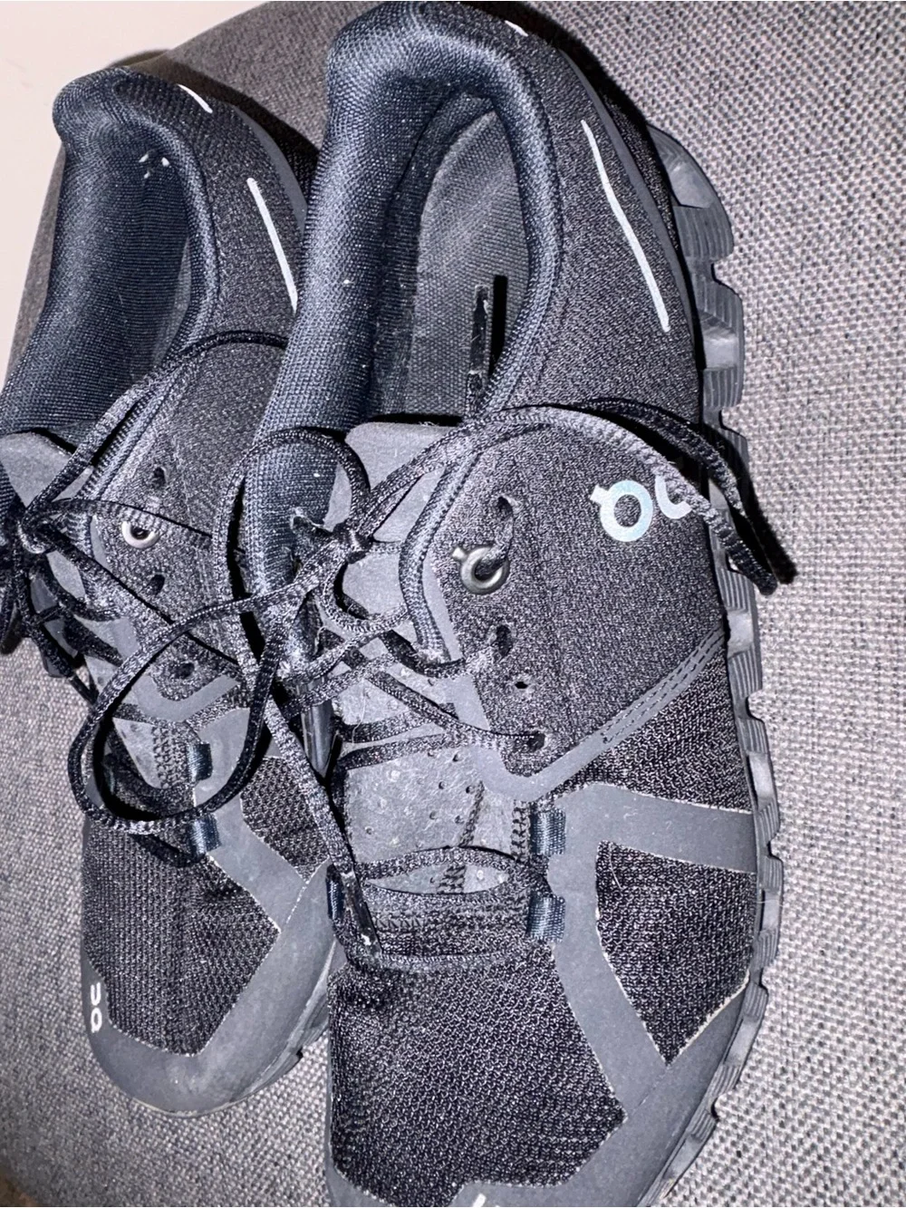 Women’s On Clouds Solid Black Sneakers Size 8.5 Pre Owned